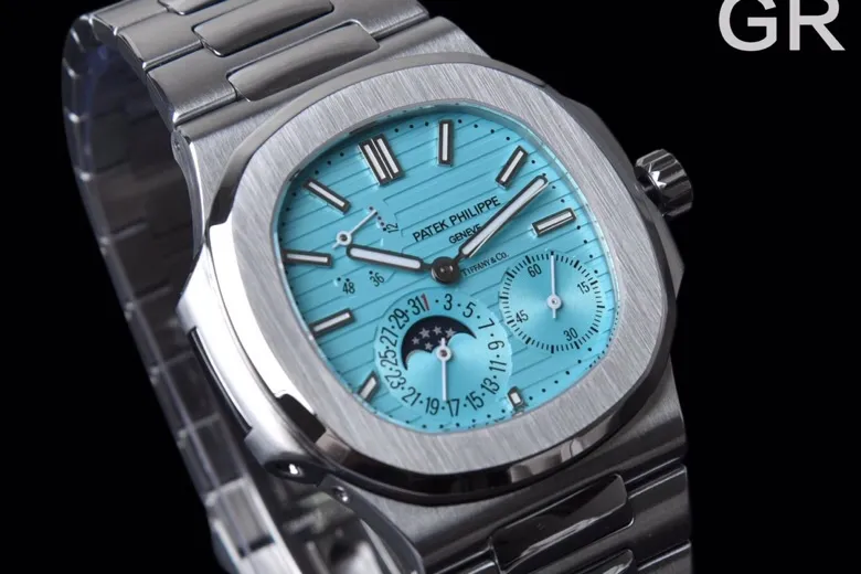 【Top Replica】💰12400! 🐯The new product of GR Factory this year is the real king Patek Philippe President 5712 Tiffany Blue! Patek co-branded Tiffany global limited edition! 5712GR "King of Steels" is shocking! Equipped with the new super all-in-one computer Cal.240 PS IRM C LU. The whole movement has 265 parts, the movement gems are of the same color and original pigeon blood, flat hairspring, 21600 vibrations per hour Gyromax balance wheel with adjustment weight, stable and error-free. Ultra-thin case, the thickness is 0.95cm thickest in its class on the market, second only to the original thickness. The newly revised stainless steel strap, the hinge part is developed based on the disassembly of the real Patek Philippe Nautilus stainless steel strap. It has the same fitting effect as the original product, killing all copies on the market. The opening and closing angle of the hinge is the same as the original product, and the locking sound is the same as the original product. The "Tiffany Blue" surface of the GR factory is infinitely close to the original version, and it is even more outstanding! Let us GRactory create greater glory in the Year of the Tiger. The first batch is limited, so hurry up and customize it.